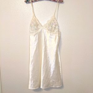 Vintage slip white